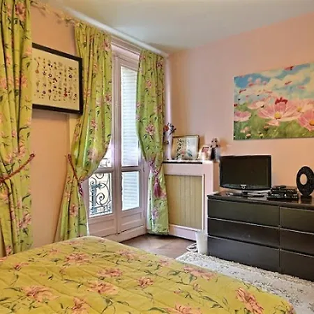 Luxury 3 Bedroom Champs-elysees Apartment Paris